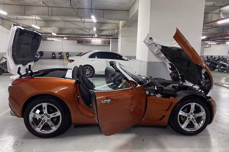 Khác với hầu hết các dòng xe thể thao ra đời cùng năm, chiếc Pontiac Solstice đời 2006 trong bài viết này lại có thiết kế ngoại thất rất thu hút người xem, đó là những đường cong "sexy" tạo nên sự bo tròn đáng yêu cho đầu xe, bên sườn và đuôi xe...
