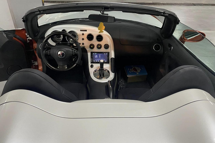 Nội thất xe Pontiac Solstice tương đối đơn giản với 2 ghế ngồi, ngăn cách là phanh tay cơ, ngoài ra, xe còn có bảng đồng hồ và màn hình đủ dùng cho các giải trí cơ bản. Ngoài phần ghế ngồi và 1 nửa bảng điều khiển trung tâm của xe Pontiac Solstice hàng hiếm tại Việt Nam được bọc da và nhựa màu tối.