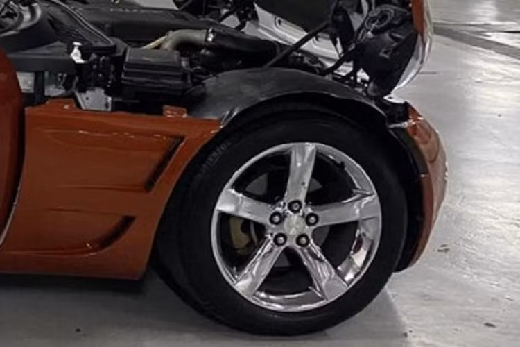 Đằng sau xe Pontiac Solstice có cụm đèn hậu to bản, phần nắp khoang chứa mui xe cò trụ gờ nổi, chính là đặc sản không thể thiếu cho các dòng xe không mui sau này như McLaren Elva mà Minh "Nhựa" đang chờ bàn giao hay Ferrari Monza SP. Pontiac Solstice còn có cánh lưới gió nhỏ, đèn lùi dạng tròn cổ điển và sau cùng là ống xả đơn.