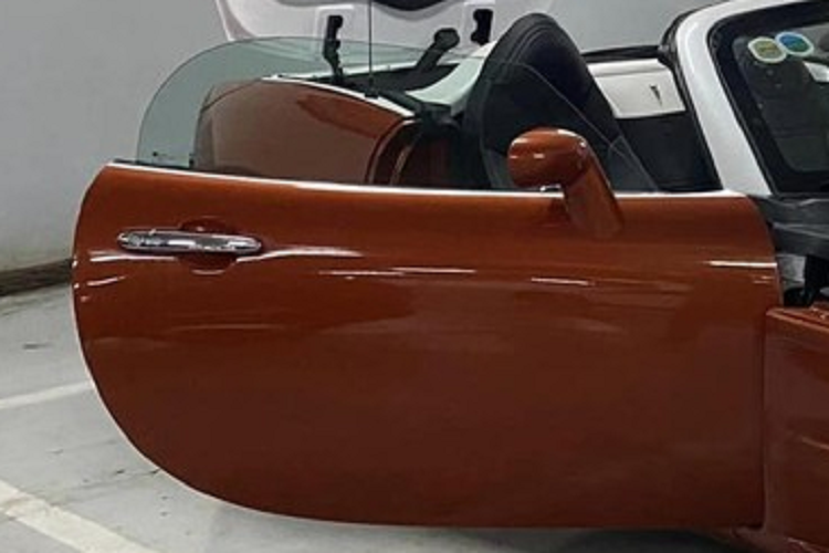 Điểm làm nên sự hấp dẫn cho xe Pontiac Solstice chính là phần nắp capô mở ngược ra đằng trước, giống các xe của hãng Aston Martin hay Ferrari Monza SP. Kiểu capo ngược này rất hiếm hãng áp dụng vì nó có kết cấu khá cầu kỳ.