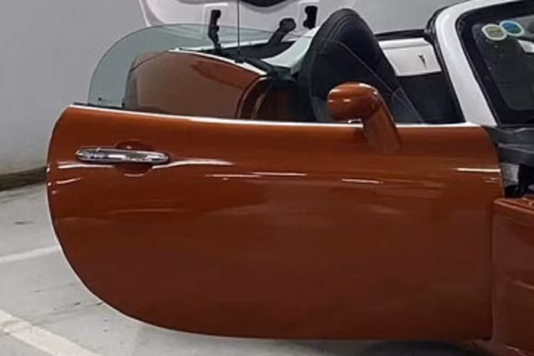 Điểm làm nên sự hấp dẫn cho xe Pontiac Solstice chính là phần nắp capô mở ngược ra đằng trước, giống các xe của hãng Aston Martin hay Ferrari Monza SP. Kiểu capo ngược này rất hiếm hãng áp dụng vì nó có kết cấu khá cầu kỳ.