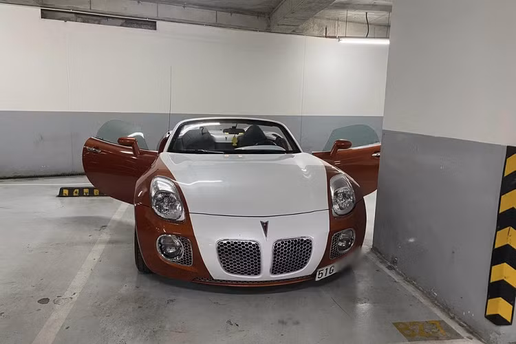 Mới đây, trên mạng xã hội đã lan truyền hình ảnh về một chiếc xe thể thao có tên gọi Pontiac Solstice mui trần đã nhanh chóng thu hút sự quan tâm của giới chơi xe. Nhiều người còn chia sẻ đây là lần đầu nhìn thấy một chiếc xe Pontiac Solstice, và nó thật độc lạ so với các mẫu xe thể thao ngày nay.