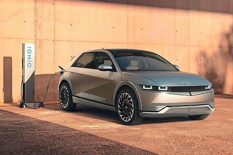 Nếu sử dụng bộ sạc tiêu chuẩn AC 10,9 kW thì chỉ mất mất 6,6 giờ sạc đầy 100%.