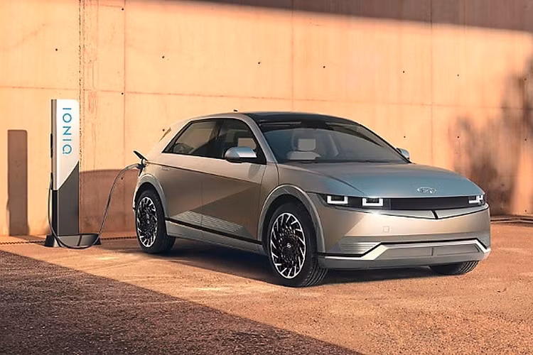 Nếu sử dụng bộ sạc tiêu chuẩn AC 10,9 kW thì chỉ mất mất 6,6 giờ sạc đầy 100%.