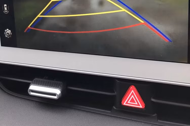 Cần gạt nước kính hậu Hyundai Ioniq 5 có thể sẽ chưa xuất hiện trên các mẫu xe Ioniq 5 ngay trong năm nay nhưng hứa hẹn sẽ có mặt trên các phiên bản nâng cấp đầu năm tới. Có thể nói Hyundai Ioniq 5 là mẫu xe điện thành công nhất lịch sử thương hiệu xe hơi Hàn Quốc và cũng là khởi đầu hoàn hảo cho đội hình xe điện trong tương lai.