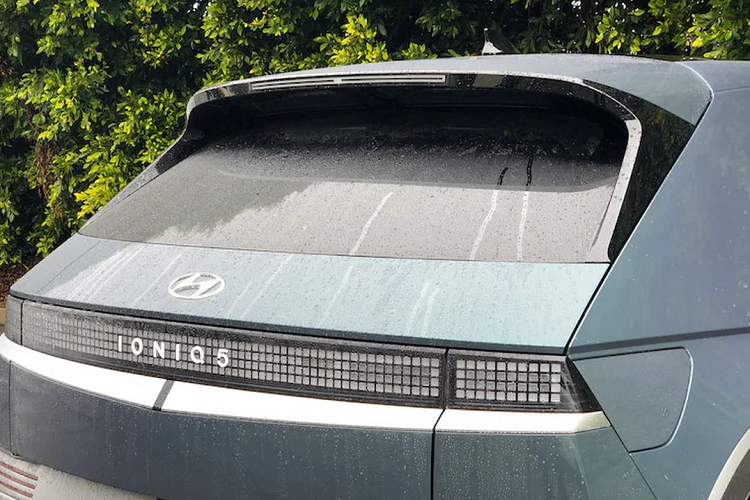 Tuy nhiên thực tế cho thấy, nước mưa, tuyết hay bụi bẩn khi bám vào kính hậu phía sau Hyundai Ioniq 5 không dễ dàng trôi đi. Ngay cả ở tốc độ cao trên đường cao tốc, những giọt nước vẫn đọng ở đó, gây cản trở tầm nhìn. Sau khi nghiên cứu và tiếp nhận các phản hồi của khách hàng, hãng đã nhận ra trang bị này có thể nâng cao độ an toàn và trải nghiệm lái xe tổng thể của khách hàng.