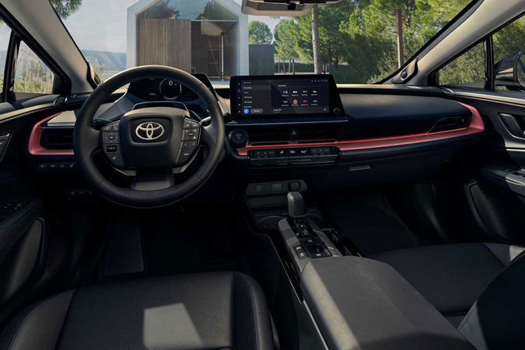 Bên trong nội thất xe được bố trí tối giản hơn bản tiền nhiệm với bảng điều khiển trung tâm là nơi đặt cần số, sạc điện thoại không dây và các nút chức năng khác. Nổi bật giữa táp-lô là màn hình thông tin giải trí 12,3 inch, bảng đồng hồ cũng là loại kỹ thuật số.