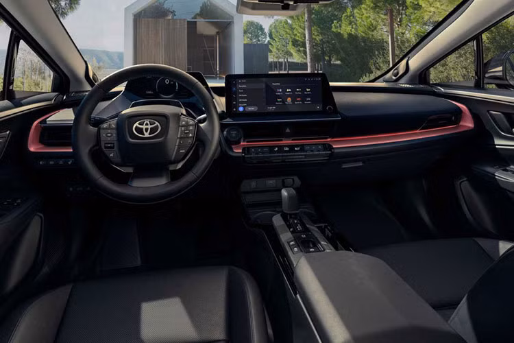 Bên trong nội thất xe được bố trí tối giản hơn bản tiền nhiệm với bảng điều khiển trung tâm là nơi đặt cần số, sạc điện thoại không dây và các nút chức năng khác. Nổi bật giữa táp-lô là màn hình thông tin giải trí 12,3 inch, bảng đồng hồ cũng là loại kỹ thuật số.