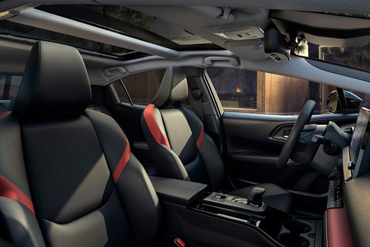 Ngoài ra, xe còn được trang bị hệ thống công nghệ an toàn Toyota Safety Sense thế hệ mới nhất. Tại quê nhà Nhật Bản, Toyota Prius 2023 được phân phối với 2 phiên bản động cơ.