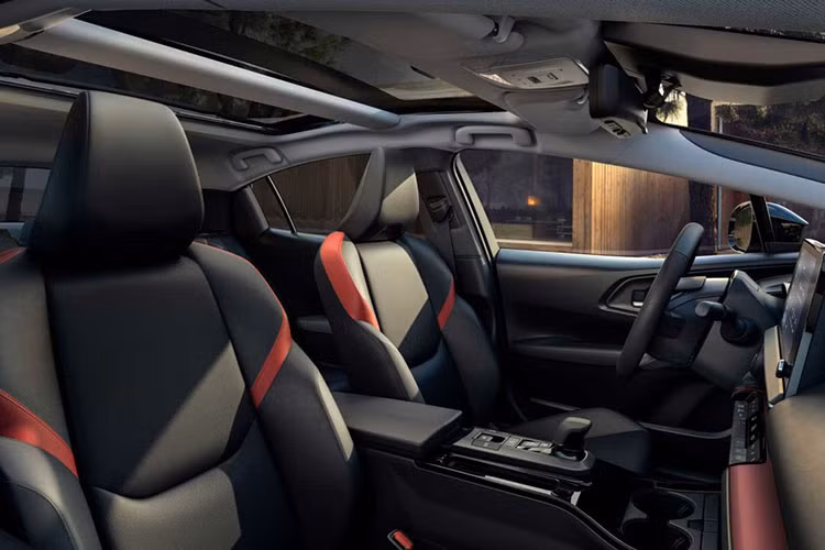 Ngoài ra, xe còn được trang bị hệ thống công nghệ an toàn Toyota Safety Sense thế hệ mới nhất. Tại quê nhà Nhật Bản, Toyota Prius 2023 được phân phối với 2 phiên bản động cơ.