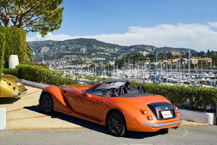 Mitsuoka Himiko mới ra mắt là một trong số đó. Mitsuoka Himiko trên thực tế không phải là xe hoàn toàn mới. Thay vào đó, mẫu ôtô "giả cổ" này được phát triển dựa trên Mazda MX-5 - xe mui trần bán chạy nhất thế giới. Bên trong Mitsuoka Himiko là khung gầm của mẫu xe nổi tiếng nhà Mazda tại Nhật Bản.