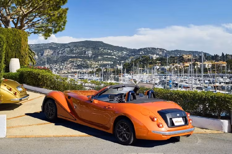 Mitsuoka Himiko mới ra mắt là một trong số đó. Mitsuoka Himiko trên thực tế không phải là xe hoàn toàn mới. Thay vào đó, mẫu ôtô "giả cổ" này được phát triển dựa trên Mazda MX-5 - xe mui trần bán chạy nhất thế giới. Bên trong Mitsuoka Himiko là khung gầm của mẫu xe nổi tiếng nhà Mazda tại Nhật Bản.