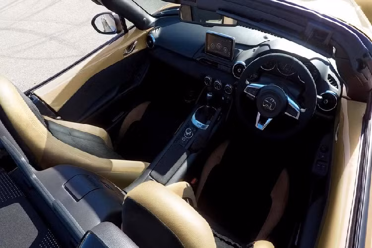 Chưa hết, mẫu xe "giả cổ" này còn sở hữu logo trên lưới tản nhiệt được áp dụng kỹ thuật cổ để trang trí những chi tiết bằng kim loại có tên Cloisonné. Bên trong Mitsuoka Himiko 2024 là không gian nội thất 2 chỗ ngồi và bọc da sang trọng.