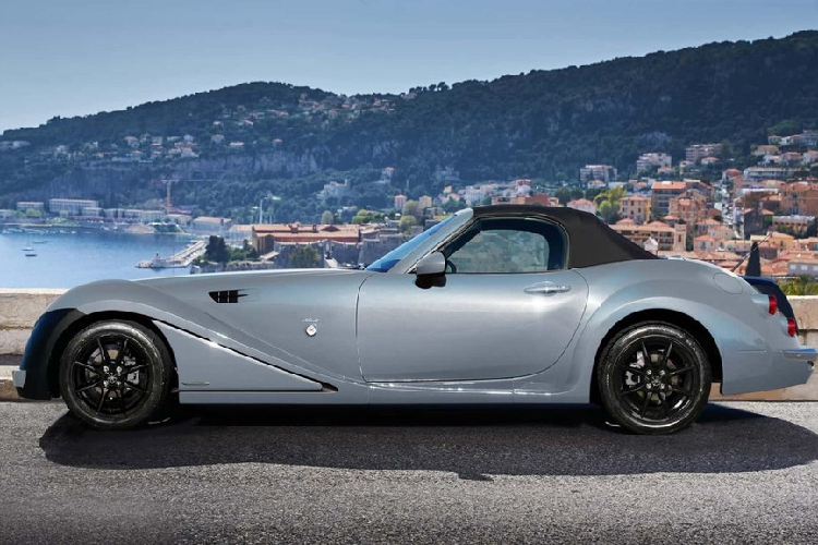 Tuy được phát triển dựa trên Mazda MX-5 nhưng Mitsuoka Himiko 2024 có kích thước lớn hơn, bao gồm chiều dài 4.580 mm, chiều rộng 1.740 mm và chiều cao 1.235 mm. So với Mazda MX-5, mẫu xe "giả cổ" này dài hơn 665 mm và rộng hơn 10 mm trong khi chiều cao giữ nguyên.