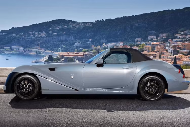 Tuy được phát triển dựa trên Mazda MX-5 nhưng Mitsuoka Himiko 2024 có kích thước lớn hơn, bao gồm chiều dài 4.580 mm, chiều rộng 1.740 mm và chiều cao 1.235 mm. So với Mazda MX-5, mẫu xe "giả cổ" này dài hơn 665 mm và rộng hơn 10 mm trong khi chiều cao giữ nguyên.