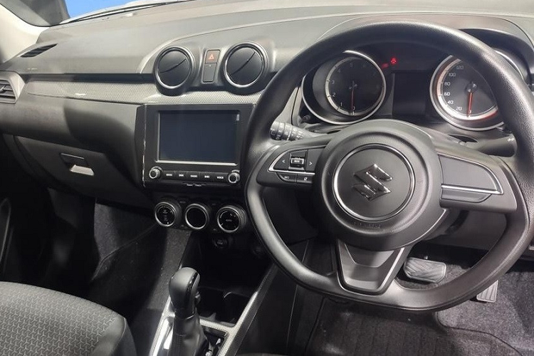 Một trong số đó là Suzuki Swift GL Next Edition 2023. So với phiên bản tiêu chuẩn, Suzuki Swift GL Next Edition 2023 thay đổi nhẹ ở ngoại thất nhờ bộ body kit chính hãng.