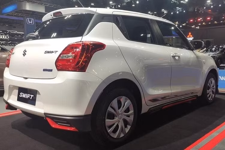 Bên trong Suzuki Swift GL Next Edition 2023 chỉ có một số điểm mới như những chi tiết ốp giả sợi Kevlar trên mặt táp-lô, tapi cửa và cụm điều khiển trung tâm.