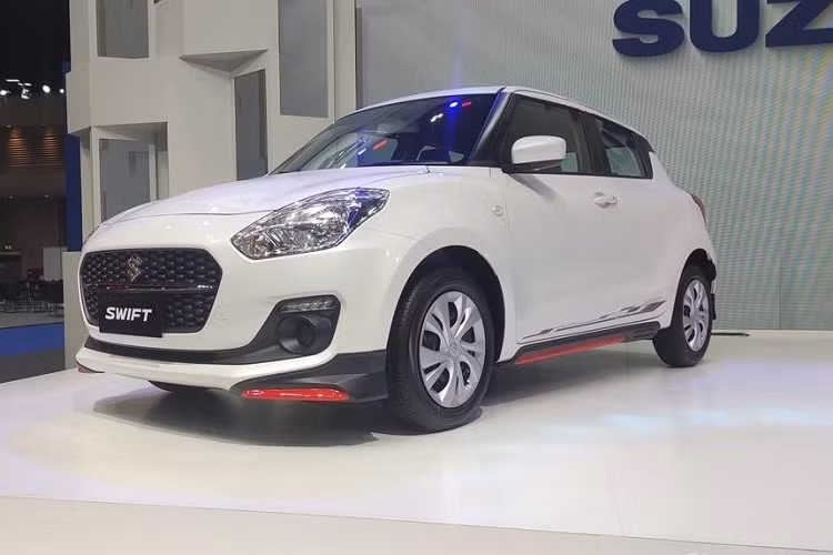 Theo đó, mẫu xe hatchback hạng B này được bổ sung cánh lướt gió mới phía trước, bên sườn và phía sau. Điểm mới tiếp theo của Suzuki Swift GL Next Edition 2023 là tem trên cửa. Thêm vào đó là bộ vành thép 15 inch với ốp la-zăng màu bạc.