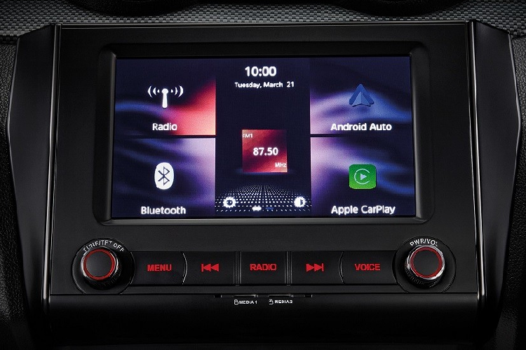 Trên mặt táp-lô còn có thêm màn hình cảm ứng 7 inch mới, hỗ trợ MP3/WMA cũng như kết nối với điện thoại thông minh qua Apple CarPlay và Bluetooth.