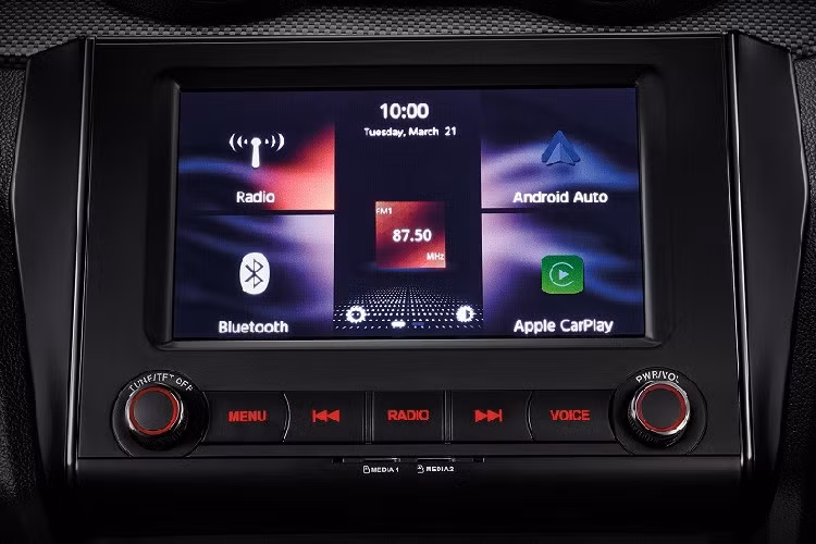 Trên mặt táp-lô còn có thêm màn hình cảm ứng 7 inch mới, hỗ trợ MP3/WMA cũng như kết nối với điện thoại thông minh qua Apple CarPlay và Bluetooth.