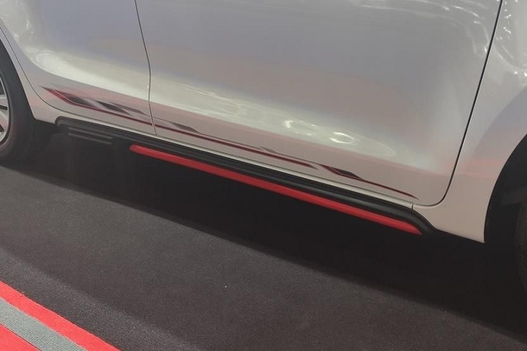 Những trang bị còn lại của Suzuki Swift GL Next Edition 2023 không khác gì bản thường. Theo đó, xe vẫn dùng đèn pha Halogen, dải đèn LED định vị ban ngày, đèn hậu LED, gương chiếu hậu chỉnh điện/gập điện và mở cửa không cần chìa khóa.