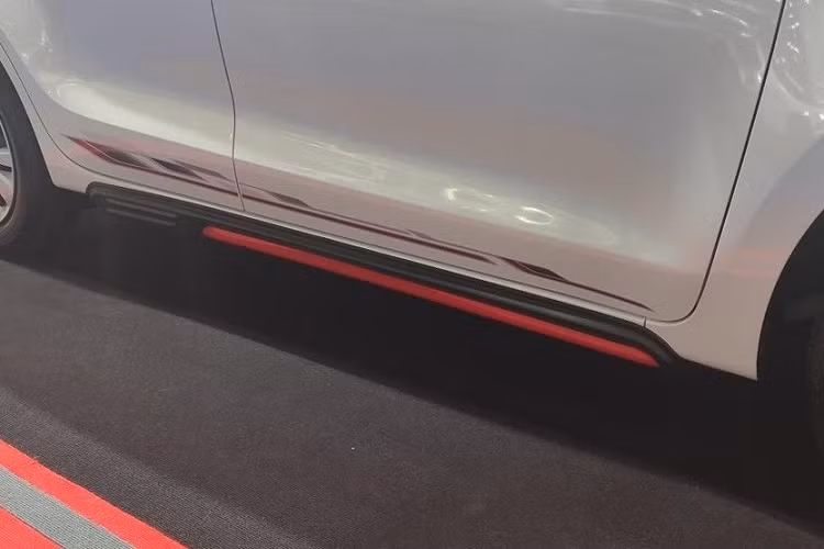 Những trang bị còn lại của Suzuki Swift GL Next Edition 2023 không khác gì bản thường. Theo đó, xe vẫn dùng đèn pha Halogen, dải đèn LED định vị ban ngày, đèn hậu LED, gương chiếu hậu chỉnh điện/gập điện và mở cửa không cần chìa khóa.