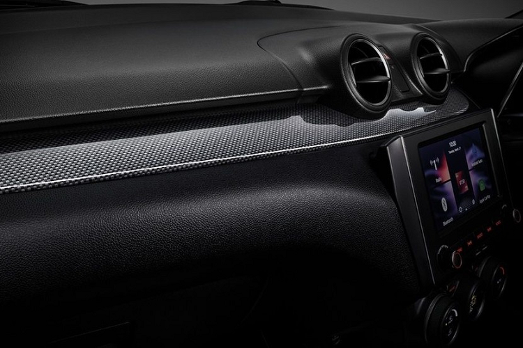 Trong khi đó, trang bị nội thất của mẫu xe hatchback hạng B này gồm có vô lăng vát đáy thể thao, chỉnh 4 hướng, hệ thống điều hòa tự động, cổng USB/AUX, 2 loa và ghế sau gập 60:40.