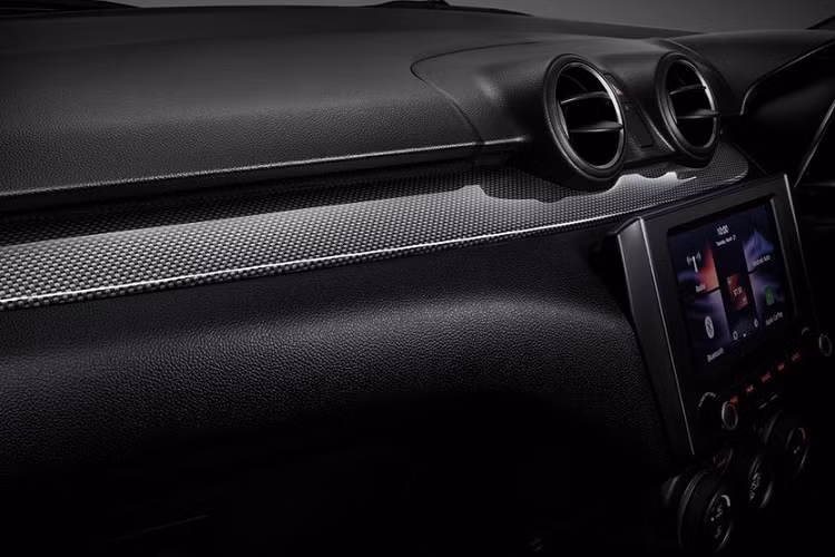 Trong khi đó, trang bị nội thất của mẫu xe hatchback hạng B này gồm có vô lăng vát đáy thể thao, chỉnh 4 hướng, hệ thống điều hòa tự động, cổng USB/AUX, 2 loa và ghế sau gập 60:40.