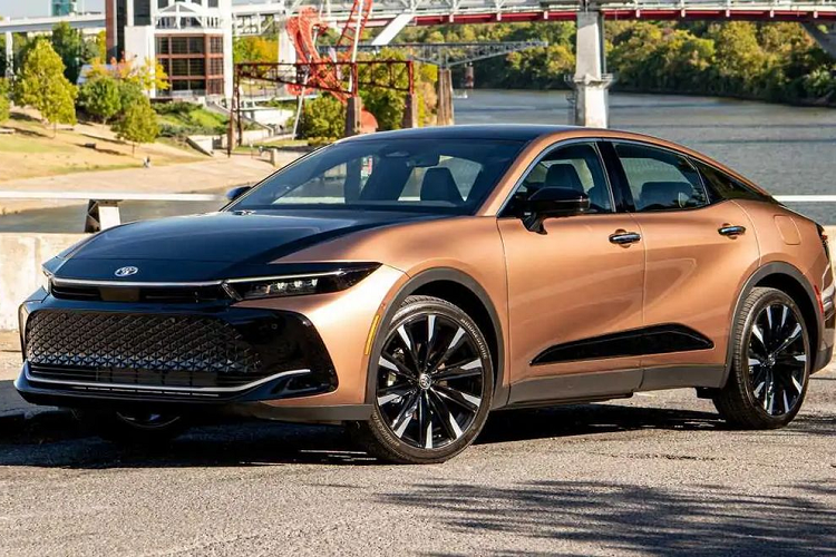 Andrew Madden - Phó chủ tịch phụ trách chiến lược và kế hoạch của Exxon, trích dẫn kết quả thử nghiệm ban đầu cho biết, hỗn hợp nhiên liệu này được tạo ra từ các nguyên liệu thô và ethanol. Loại nhiên liệu này có thể cắt giảm tới 75% lượng khí thải nhà kính từ động cơ đốt trong so với xăng thông thường. Loại nhiên liệu này đã được chứng minh là tương thích với các loại xe ôtô của Toyota.