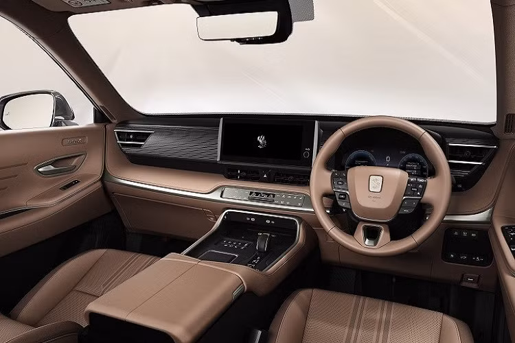 Hàng ghế sau cũng có bệ đỡ bắp chân tích hợp vào ghế, tủ lạnh, hệ thống đèn viền nhằm và cửa gió điều hòa tích hợp đồng hồ xem giờ dành cho hàng ghế sau. Lưng ghế trước sẽ tích hợp 2 màn hình 11,6 inch để hành khách giải trí. Ở khoang lái, Toyota Century 2024 được trang bị vô lăng 3 chấu giống "chuyên cơ mặt đất" Alphard thế hệ mới, tích hợp các phím chức năng và logo phượng hoàng.