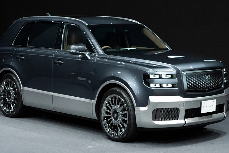 Sự khác biệt tiếp theo giữa Toyota Century 2024 với phiên bản sedan nằm ở động cơ. Theo đó, xe sẽ không dùng động cơ xăng V8, dung tích 5.0L như phiên bản sedan. Cụ thể "trái tim" của mẫu SUV hạng sang này là hệ truyền động plug-in hybrid với máy xăng V6, hút khí tự nhiên, dung tích 3.5L, 2 mô-tơ điện và hộp số e-CVT.