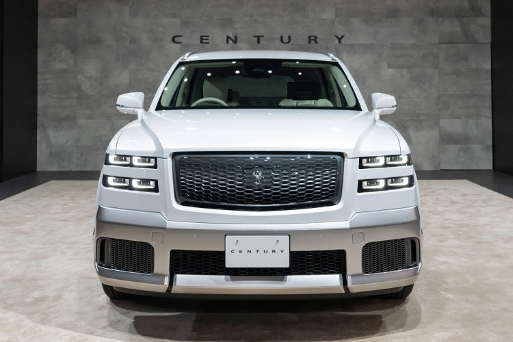 Ngoài ra, mẫu SUV này còn giữ lại một số chi tiết thiết kế của phiên bản sedan như lưới tản nhiệt trước hình chữ nhật, logo "Century" trên cửa cốp sau và logo phượng hoàng ở đầu/đuôi xe. Bên cạnh đó là hệ thống đèn pha và đèn hậu đều có thiết kế 2 tầng với tạo hình chữ "L" cách điệu bên trong. Để tạo cảm giác sang trọng, Toyota Century 2024 sở hữu nửa thân trên và dưới được sơn màu khác nhau.