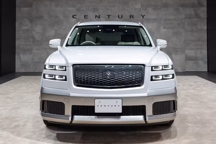 Ngoài ra, mẫu SUV này còn giữ lại một số chi tiết thiết kế của phiên bản sedan như lưới tản nhiệt trước hình chữ nhật, logo "Century" trên cửa cốp sau và logo phượng hoàng ở đầu/đuôi xe. Bên cạnh đó là hệ thống đèn pha và đèn hậu đều có thiết kế 2 tầng với tạo hình chữ "L" cách điệu bên trong. Để tạo cảm giác sang trọng, Toyota Century 2024 sở hữu nửa thân trên và dưới được sơn màu khác nhau.