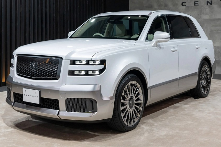 Chiều ngày 6/9/2023 theo giờ địa phương, Toyota đã chính thức trình làng mẫu SUV hoàn toàn mới mang tên Century. Toyota Century SUV 2024 mới sẽ trở thành đối thủ cạnh tranh với các mẫu SUV siêu sang như Rolls-Royce Cullinan hay Bentley Bentayga. Không chỉ bán trong nước, hãng xe Nhật Bản dự định sẽ đưa Century SUV đi “chinh chiến” tại nhiều thị trường khác trên thế giới.