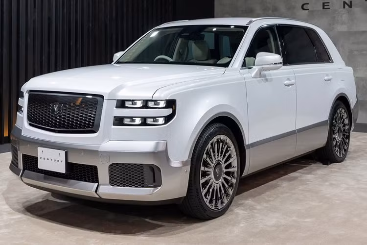 Chiều ngày 6/9/2023 theo giờ địa phương, Toyota đã chính thức trình làng mẫu SUV hoàn toàn mới mang tên Century. Toyota Century SUV 2024 mới sẽ trở thành đối thủ cạnh tranh với các mẫu SUV siêu sang như Rolls-Royce Cullinan hay Bentley Bentayga. Không chỉ bán trong nước, hãng xe Nhật Bản dự định sẽ đưa Century SUV đi “chinh chiến” tại nhiều thị trường khác trên thế giới.