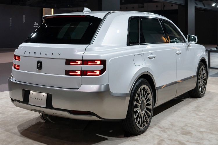Điểm nhấn tiếp theo của xe nằm ở đường gân kéo dài từ đèn pha đến gần đèn hậu, gợi liên tưởng đến đường coachline đặc trưng của xe Rolls-Royce. Bên cạnh đó là hàng loạt chi tiết mạ crôm như nẹp bao quanh cửa sổ, nẹp hốc bánh và nẹp hai bên kính chắn gió sau. Vành la-zăng của Toyota Century 2024 có đường kính 20 inch tiêu chuẩn và 22 inch tùy chọn, mang đến sự bề thế cần thiết cho mẫu SUV cỡ lớn này.