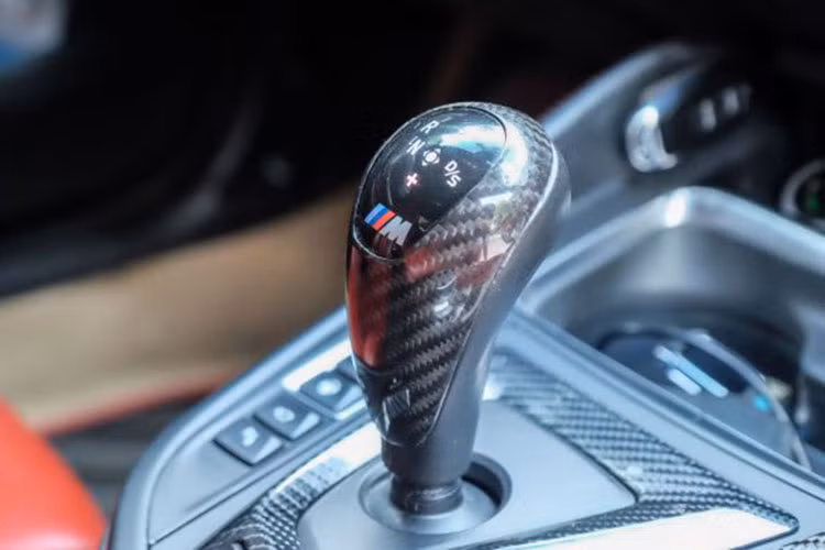 Ngoài ra, chủ sở hữu của chiếc BMW 428i này còn nâng cấp một số chi tiết trong khoang nội thất theo phong cách M4 như vô lăng M4 thể thao, ghế thể thao của Braum và màn hình giải trí NBT hàng đầu của BMW.