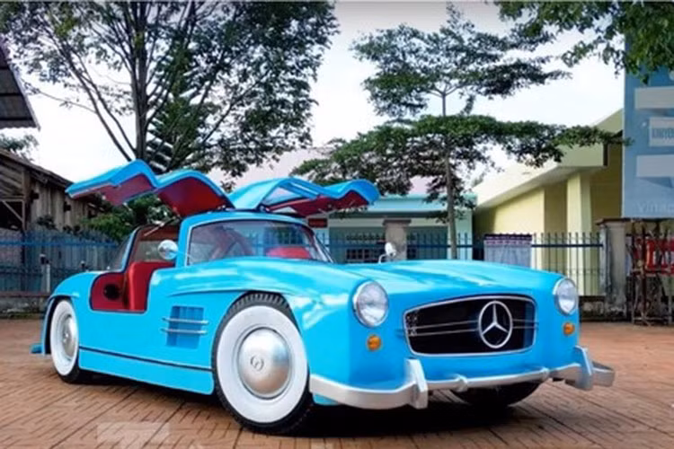 Đại cho biết, chi phí độ chế xe Mercedes-Benz 300 SL Gullwing rơi vào khoảng 150 triệu đồng, với số tiền này, nhiều bạn trẻ sẽ chọn mua xe tay ga đắt tiền, nhưng với 9X đến từ huyện Krông Năng, tỉnh Đắk Lắk lại đổ vào cho dự án Mercedes-Benz 300 SL Gullwing chạy bằng điện, quá tài giỏi và đam mê.