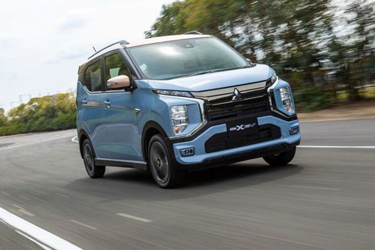 Cuối cùng là hệ thống đỗ xe tự động My Pilot Parking, hệ thống giữ làn đường trên cao tốc, hệ thống kiểm soát hành trình thích ứng và hỗ trợ giữ làn đường. Hiện giá xe Mitsubishi eK X EV 2023 và thời điểm có mặt trên thị trường Indonesia của mẫu ô tô điện này chưa được công bố. Trong khi đó, tại Nhật Bản, xe có giá khởi điểm từ 1,848 triệu Yên (khoảng 301 triệu đồng), đã trừ ưu đãi dành cho ôtô điện.