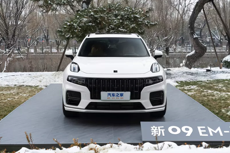 Theo đó, khách hàng Việt cần phải bỏ ra 2,2 tỷ đồng để sở hữu Lynk &amp; Co 09, 1 mức giá bán không quá bất ngờ với truyền thông nhưng nó lại làm cho người tiêu dùng băn khoăn, vì tầm tiền này, có rất nhiều sự lựa chọn cho 1 chiếc SUV cỡ lớn.