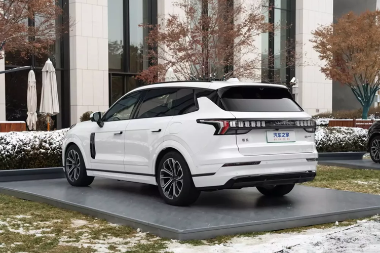 Sức mạnh của hệ truyền động plug-in hybrid này sẽ kết hợp với hộp số hybrid 3 cấp đặc biệt, có thể cung cấp phạm vi hoạt động thuần điện 190 km trong điều kiện CLTC, phạm vi hoạt động xăng và điện là 1430km trong điều kiện CLTC và tiêu thụ nhiên liệu chỉ 1 lít/100km. Thời gian tăng tốc từ 0-100 km/h là 4,9 giây.