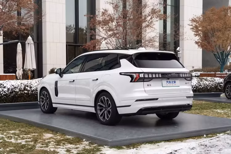 Sức mạnh của hệ truyền động plug-in hybrid này sẽ kết hợp với hộp số hybrid 3 cấp đặc biệt, có thể cung cấp phạm vi hoạt động thuần điện 190 km trong điều kiện CLTC, phạm vi hoạt động xăng và điện là 1430km trong điều kiện CLTC và tiêu thụ nhiên liệu chỉ 1 lít/100km. Thời gian tăng tốc từ 0-100 km/h là 4,9 giây.