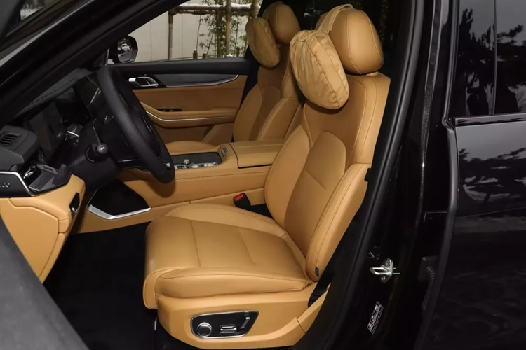 Điểm khác so với xe Lynk &amp; Co 09 mới ra mắt tại Việt Nam chủ yếu tối ưu hóa lưới tản nhiệt trung tâm, quay trở lại phong cách viền chrome truyền thống và cũng được sơn đen. Chưa hết, các hốc hút gió hai bên của xe mới mở bán trước tại Trung Quốc cũng được thay đổi thành trang trí hình chữ Y, thay vì dựng dọc như bản bán tại nước ta.