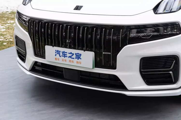 Cụ thể, Lynk &amp; Co 09 EM-P đã chính thức bắt đầu mở bán trước với tổng cộng 4 mẫu xe mới, giá bán trước thấp nhất là 318.000 nhân dân tệ đến 358.000 nhân dân tệ, tương đương 1 tỷ đến 1,16 tỷ đồng. Trong thời gian bán trước, tất cả các dòng xe này có thể được hưởng khoản trừ tiền mặt 2.000 nhân dân tệ, tương đương 6,5 triệu đồng, cùng hàng chục ưu đãi khác.