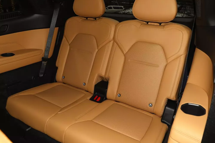 Phần đuôi xe về cơ bản vẫn tiếp tục thiết kế của mẫu xe hiện tại, đèn hậu của xe mới có hình dáng dài và hẹp, các module đèn LED bố trí theo chiều dọc và chiều ngang bên trong rất dễ nhận biết khi chiếu sáng. Ngoài ra, chiếc xe mới còn bố trí ống xả ẩn, không phải dạng đôi đối xứng như bản xăng, và bổ sung thêm bộ khuếch tán màu đen sáng, mang lại cảm giác êm ái nhưng vẫn thể thao.