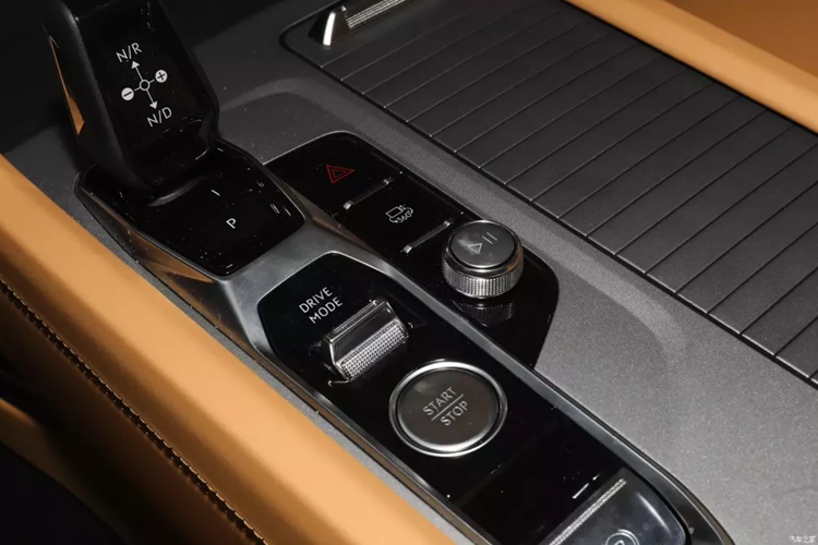 Về nội thất, Lynk &amp; Co 09 EM-P 2024 có hai màu, màn hình điều khiển trung tâm 15,4 inch của xe được thay đổi sang thiết kế nổi, kích thước màn hình được tăng thêm lên độ phân giải cao 2,5K. Giao diện đã được tối ưu lại và trang bị hệ thống Lynk OSN, nguyên bản có nút điều hòa vật lý và có cửa gió điều hòa mới ở phía dưới màn hình.