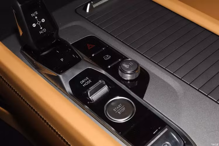 Về nội thất, Lynk &amp; Co 09 EM-P 2024 có hai màu, màn hình điều khiển trung tâm 15,4 inch của xe được thay đổi sang thiết kế nổi, kích thước màn hình được tăng thêm lên độ phân giải cao 2,5K. Giao diện đã được tối ưu lại và trang bị hệ thống Lynk OSN, nguyên bản có nút điều hòa vật lý và có cửa gió điều hòa mới ở phía dưới màn hình.