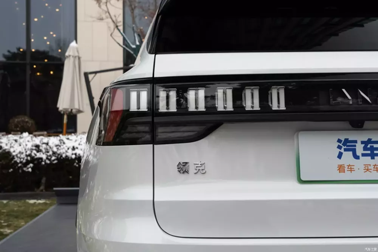 Trước đó, Lu Xin, trợ lý tổng giám đốc của Lynk &amp; Co Auto, cho biết tổng vốn đầu tư 300 triệu nhân dân tệ đã được đầu tư vào Lynk &amp; Co 09 EM-P mới, trong đó hơn 60 triệu nhân dân tệ được đầu tư vào khoang kép hệ thống treo khí.