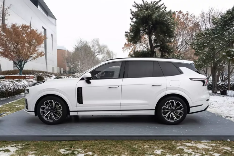 Nếu bạn cho rằng giá xe Lynk &amp; Co 09 tại Việt Nam quá cao, thì ngay cả ở thị trường quê nhà, thương hiệu con của Geely cũng đã đưa ra giá bán không hề rẻ cho chiếc SUV cỡ lớn của mình.