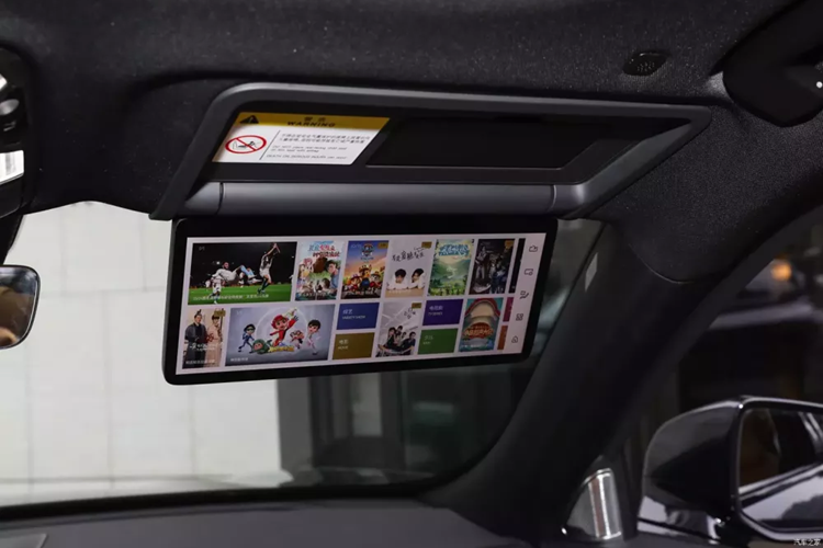 Màu sắc trang trí phù hợp của cửa xe đã được tối ưu hóa để tạo cảm giác tổng thể mạnh mẽ hơn. Hàng ghế thứ 2 sẽ được trang bị chức năng sưởi, thông gió, massage, có thể “nằm phẳng hoàn toàn” và có nút điều chỉnh một chạm độc quyền, đồng thời, hàng ghế thứ 2 cũng có thể chỉnh ngang.